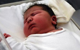 Em bé nặng 6,2kg chào đời bằng sinh thường
