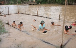 Học bơi đón lũ