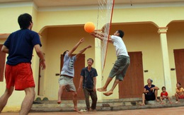 Cả làng cùng chơi bóng chuyền