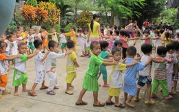 Chen chúc trong phòng học tạm