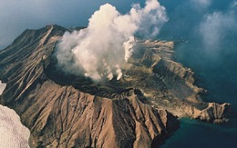 New Zealand: Núi lửa White Island phun trào