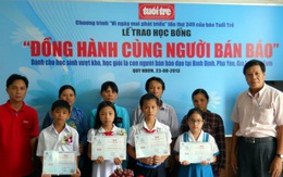 Trao học bổng cho học sinh giỏi con người bán báo dạo