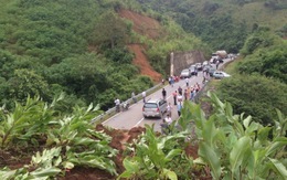 Sạt lở núi gây ách tắc giao thông tại Điện Biên