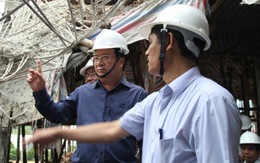 Bộ trưởng leo thang gỗ kiểm tra vụ sập trần nhà 5 tầng