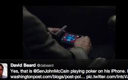 John McCain chơi bài trên iPhone trong giờ họp