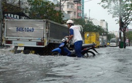 Ngày thứ ba mưa lớn, dân Sài Gòn lại vật lộn với nước ngập