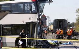Xe buýt đâm tàu lửa, 40 người thương vong