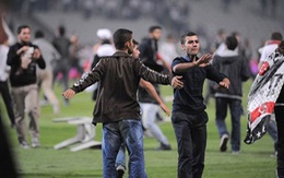 Cổ động viên tràn vào sân làm ngưng trận derby Istanbul
