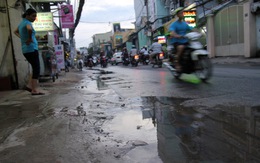 Hoang phí nước sạch chảy tràn ra đường