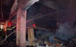 Nhà cháy dữ dội, đục tường hàng xóm cứu 2 cụ tuổi 90