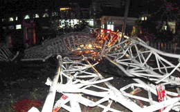 Quảng Bình: 2 người chết vì bị tháp ăngten đè
