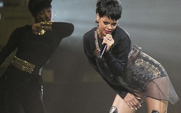 Rihanna bị fan la ó vì đến biểu diễn trễ… 80 phút