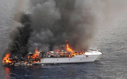 Du thuyền hạng sang phát nổ, 16 người thoát chết