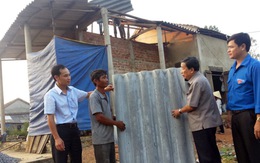 Giúp 120 hộ dân Quảng Bình lợp lại mái nhà sau bão
