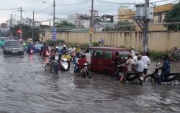 Nhiều tuyến đường Sài Gòn ngập chồng ngập hai ngày liền