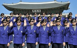 Cảnh sát mặc trang phục Gangnam Style để giúp du khách