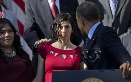 Đang phát biểu, Tổng thống Obama kịp đỡ bà bầu bị choáng