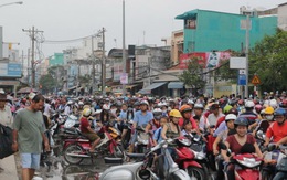 Xe cộ hỗn loạn trước trường tiểu học Phú Lâm