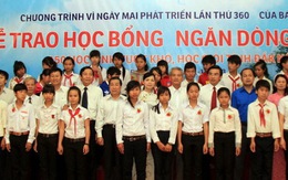 Trao học bổng cho học sinh Đắk Nông