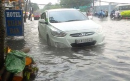 TP.HCM: mưa lớn gây ngập nặng, kẹt xe khu trung tâm quận 1, 3