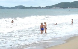 Nha Trang: sóng lớn, nhiều du khách nước ngoài vẫn tắm biển