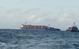 Tàu nước ngoài đâm nhau, 15 container rơi xuống biển
