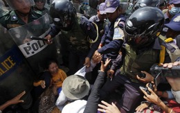 Công nhân may mặc biểu tình ở Campuchia, một người bị bắn chết