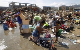 Cán bộ sứ quán Việt Nam đưa hàng cứu trợ xuống Tacloban