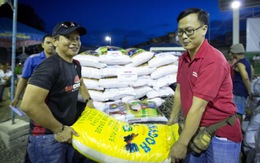 Tuổi Trẻ gửi gạo và 5.000USD quà ngay ở trại tị nạn Tinago
