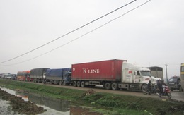 Xe container tông xe ben, ùn tắc hơn 10 km quốc lộ