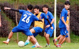 Mời một đội bóng nổi tiếng thay U-19 Ajax hoặc Barca