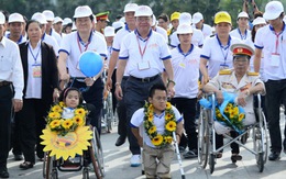 Chủ tịch nước "Sánh bước yêu thương" với người khuyết tật