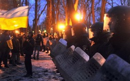 Cảnh sát kiên quyết dẹp biểu tình tại Ukraine
