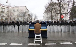 Ảnh người chơi piano giữa bạo động Ukraine sốt trên mạng