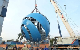 Lắp quả cầu mới trị giá 2,5 tỷ đồng tại Cổng chào Bình Dương