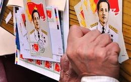Tướng Vịnh ký tặng tem Đại tướng Nguyễn Chí Thanh