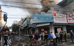 Cháy lớn nhiều cửa hàng tại TP Kon Tum