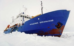 Tàu Mỹ chưa tới, 2 tàu Nga - Trung kẹt băng tự cứu