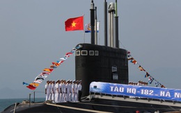 Lễ tiếp nhận và thượng cờ trên tàu ngầm Hà Nội