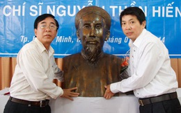 Tặng tượng chí sĩ Nguyễn Thần Hiến cho Hà Tiên