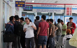 Hàng trăm hành khách vây ga Sài Gòn đổi vé tàu tết