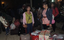 Người Việt tấp nập đổ về cửa khẩu trong đêm