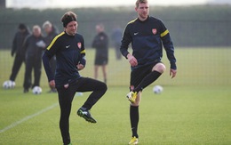 Arsenal trói chân Mertesacker và Rosicky