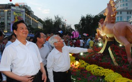 Thủ tướng Nguyễn Tấn Dũng thăm đường hoa Nguyễn Huệ