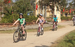 Khách nước ngoài đạp xe thăm làng quê tết