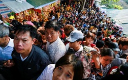 Hơn 5 vạn du khách chen chân trẩy hội chùa Hương