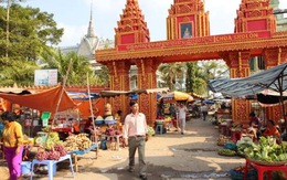 Chợ mọc trong chùa