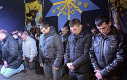 Cảnh sát Ukraine quỳ gối xin tha thứ