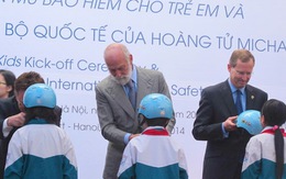 Hoàng tử Anh tặng mũ bảo hiểm cho trẻ em Việt Nam