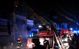 Chợ Kim Biên nháo nhào vì cháy cửa hàng hóa chất